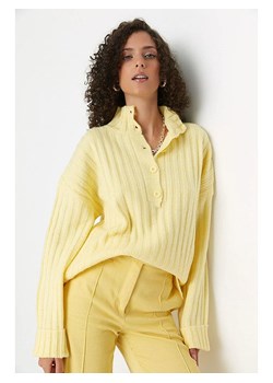 trendyol Sweter w kolorze żółtym ze sklepu Limango Polska w kategorii Swetry damskie - zdjęcie 187679436