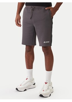 Guess Szorty materiałowe Z4RD04 KB3P2 Szary Regular Fit ze sklepu MODIVO w kategorii Spodenki męskie - zdjęcie 187681048