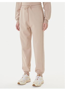 Guess Spodnie dresowe V5BB23 KCX22 Beżowy Regular Fit ze sklepu MODIVO w kategorii Spodnie damskie - zdjęcie 187681096