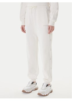 Guess Spodnie dresowe V5BB23 KCX22 Biały Regular Fit ze sklepu MODIVO w kategorii Spodnie damskie - zdjęcie 187681097