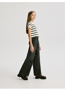 Reserved - Jeansy wide leg z aplikacjami - szary ze sklepu Reserved w kategorii Spodnie dziewczęce - zdjęcie 187684506