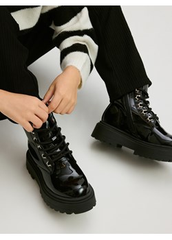 Reserved - Lakierowane botki za kostkę - czarny ze sklepu Reserved w kategorii Buty zimowe dziecięce - zdjęcie 187684566