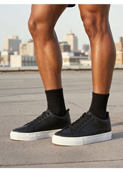 Sinsay - Sznurowane trampki z imitacji skóry - czarny ze sklepu Sinsay w kategorii Trampki męskie - zdjęcie 187685127