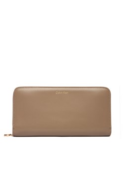 Portfel Calvin Klein Ck Large Zip Around LV04F1093G Beżowy ze sklepu eobuwie.pl w kategorii Portfele damskie - zdjęcie 187687258