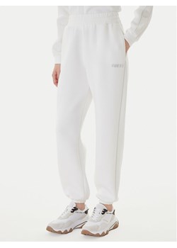 Guess Spodnie dresowe Cecilia V4BB13 K7UW2 Niebieski Regular Fit ze sklepu MODIVO w kategorii Spodnie damskie - zdjęcie 187687476