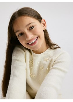 Reserved - Dzianinowy sweter z aplikacją - złamana biel ze sklepu Reserved w kategorii Swetry dziewczęce - zdjęcie 187691687