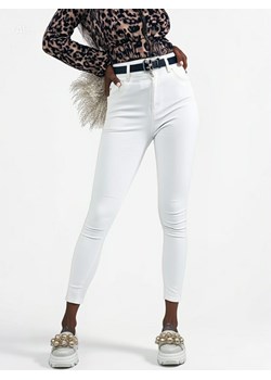 klasyczne spodnie jeansowe rurki skinny rose z paskiem - biały jeans ze sklepu STYLOWO w kategorii Jeansy damskie - zdjęcie 187691715