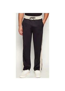 GUESS ACTIVE Spodnie dresowe FULVIO | Regular Fit ze sklepu Gomez Fashion Store w kategorii Spodnie męskie - zdjęcie 187694467