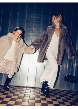 Reserved - Płaszcz ze sztucznego futerka - beżowy ze sklepu Reserved w kategorii Płaszcze dziewczęce - zdjęcie 187696489