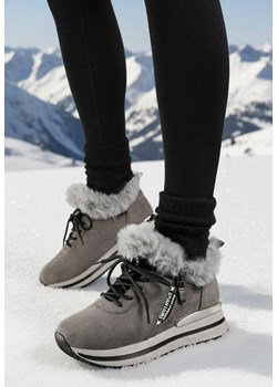 Szare Płaskie Sneakersy Ozdobione Futerkiem i Napisem Tarvina ze sklepu born2be.pl w kategorii Buty sportowe damskie - zdjęcie 187696578