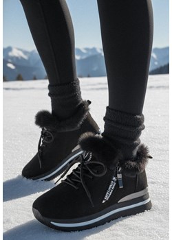 Czarne Płaskie Sneakersy Ozdobione Futerkiem i Napisem Tarvina ze sklepu born2be.pl w kategorii Buty sportowe damskie - zdjęcie 187696579