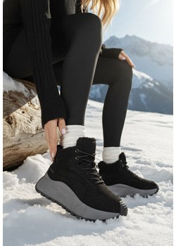 Czarne Sneakersy Śniegowce Vices na Grubej Podeszwie Ozdobione Futerkiem i Napisem Nelinena ze sklepu born2be.pl w kategorii Buty sportowe damskie - zdjęcie 187696636