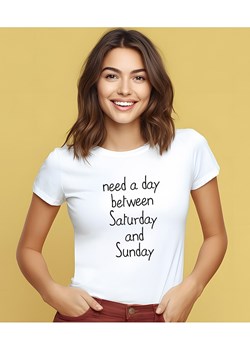 WOOOP Koszulka &quot;Need a day between saturday and sunday&quot; w kolorze białym ze sklepu Limango Polska w kategorii Bluzki damskie - zdjęcie 187710966