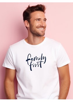 WOOOP Koszulka &quot;Family First&quot; w kolorze białym ze sklepu Limango Polska w kategorii T-shirty męskie - zdjęcie 187711009