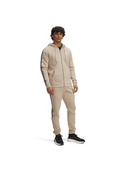 Męskie spodnie dresowe Under Armour UA Icon Fleece Jogger Taping - beżowe ze sklepu Sportstylestory.com w kategorii Spodnie męskie - zdjęcie 187746515