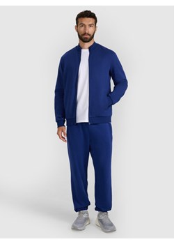 Męskie spodnie dresowe joggery 4F 4FWMM00TTROM1139 - granatowe ze sklepu Sportstylestory.com w kategorii Spodnie męskie - zdjęcie 187761438