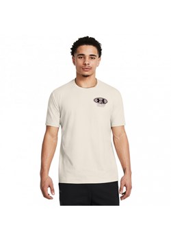 Męski t-shirt z nadrukiem Under Armour UA M Grounds Crew Hw Ss - beżowy ze sklepu Sportstylestory.com w kategorii T-shirty męskie - zdjęcie 187766486