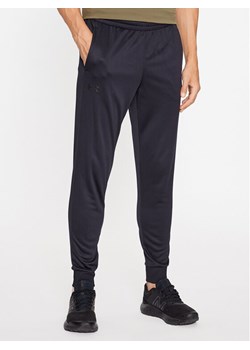 Under Armour Spodnie dresowe Ua Armour Fleece Joggers 1373362 Czarny Loose Fit ze sklepu MODIVO w kategorii Spodnie męskie - zdjęcie 187766745