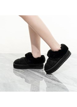 C&apos;M Kapcie w kolorze czarnym ze sklepu Limango Polska w kategorii Kapcie damskie - zdjęcie 187767377