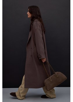 Estro: Szarobeżowa torebka damska z długimi ramionami z weluru naturalnego ze sklepu Estro w kategorii Kuferki - zdjęcie 187776637