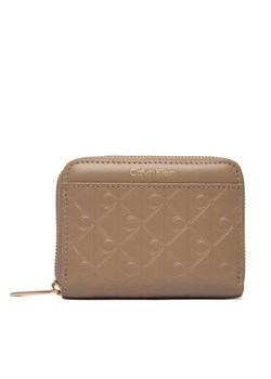 Portfel Calvin Klein Emblem Aop Embossed Zip Around LV04F1081G Beżowy ze sklepu eobuwie.pl w kategorii Portfele damskie - zdjęcie 187777916