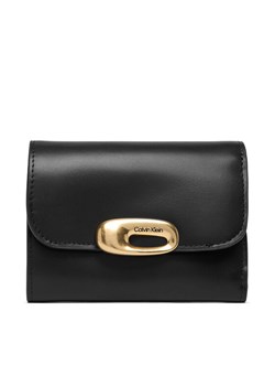 Calvin Klein Portfel Hardware Trifold With Zip Pocket LV04F1116G Czarny ze sklepu MODIVO w kategorii Portfele damskie - zdjęcie 187778308