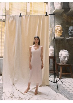 Mohito - Sukienka midi z metalizowaną nitką - beżowy ze sklepu Mohito w kategorii Sukienki - zdjęcie 187800036