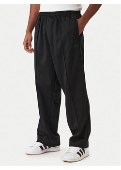 adidas Spodnie dresowe adicolor KE3500 Czarny Loose Fit ze sklepu MODIVO w kategorii Spodnie męskie - zdjęcie 187801228