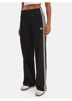 adidas Spodnie dresowe Firebird KD7976 Czarny Loose Fit ze sklepu MODIVO w kategorii Spodnie damskie - zdjęcie 187803066