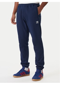 adidas Spodnie dresowe Trefoil Essentials JD2423 Granatowy Slim Fit ze sklepu MODIVO w kategorii Spodnie męskie - zdjęcie 187803099