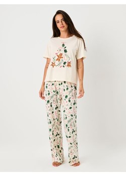 Sinsay - Świąteczna piżama dwuczęściowa z nadrukiem gałązek i piernikowego ludzika - kremowy ze sklepu Sinsay w kategorii Piżamy damskie - zdjęcie 187805778