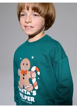 Sinsay - Świąteczna bluza z nadrukiem piernikowego ludzika - green spruce ze sklepu Sinsay w kategorii Bluzy chłopięce - zdjęcie 187805845