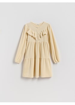 Reserved - Dzianinowa sukienka z falbaną - kremowy ze sklepu Reserved w kategorii Sukienki dziewczęce - zdjęcie 187820698