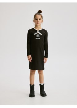 Reserved - Dzianinowa sukienka z nadrukiem - brązowy ze sklepu Reserved w kategorii Sukienki dziewczęce - zdjęcie 187820739
