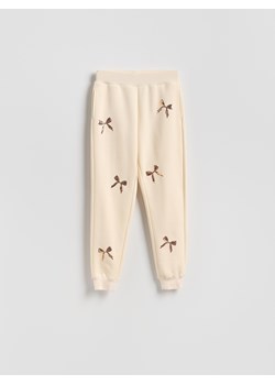 Reserved - Spodnie dresowe z aplikacjami - złamana biel ze sklepu Reserved w kategorii Spodnie damskie - zdjęcie 187820958