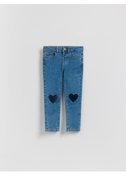 Reserved - Jeansy slim fit z nadrukiem - niebieski ze sklepu Reserved w kategorii Spodnie dziewczęce - zdjęcie 187821089