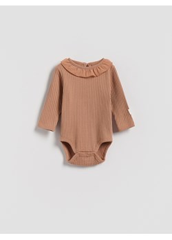 Reserved - Bawełniane body z falbanką - brązowy ze sklepu Reserved w kategorii Body niemowlęce - zdjęcie 187821138