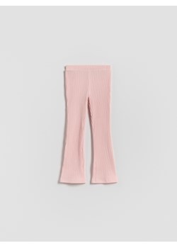 Reserved - Prążkowane spodnie flare - pastelowy róż ze sklepu Reserved w kategorii Spodnie dziewczęce - zdjęcie 187821207