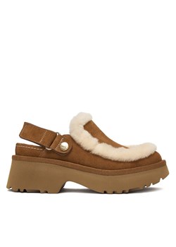 Klapki Ugg W Esmee Clog 1173331 Brązowy ze sklepu eobuwie.pl w kategorii Klapki damskie - zdjęcie 187822218