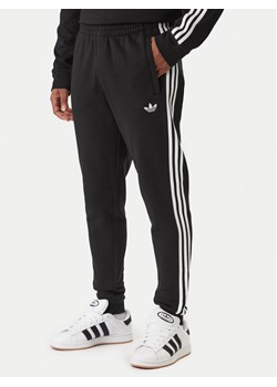adidas Spodnie dresowe 3-Stripes KE3562 Czarny Slim Fit ze sklepu MODIVO w kategorii Spodnie męskie - zdjęcie 187828077