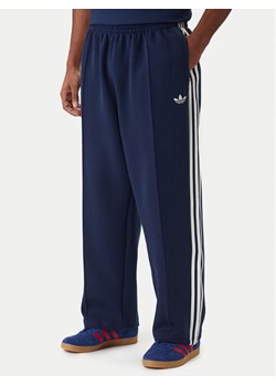 adidas Spodnie dresowe adicolor Spacer Track KD4087 Granatowy Baggy Fit ze sklepu MODIVO w kategorii Spodnie męskie - zdjęcie 187828178