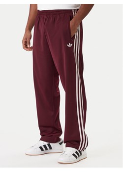 adidas Spodnie dresowe KE1651 Bordowy Regular Fit ze sklepu MODIVO w kategorii Spodnie męskie - zdjęcie 187828199