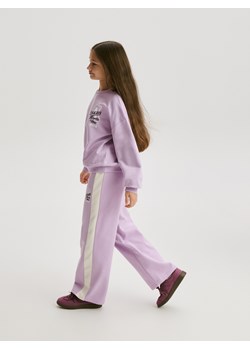 Reserved - Spodnie dresowe z lampasami - lawendowy ze sklepu Reserved w kategorii Spodnie dziewczęce - zdjęcie 187849109