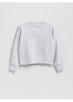 Reserved - Bluza z haftowanym napisem - jasnoszary ze sklepu Reserved w kategorii Bluzy dziewczęce - zdjęcie 187850055