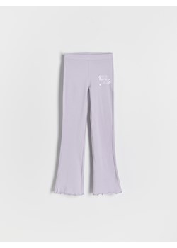 Reserved - Spodnie flare z nadrukiem - lawendowy ze sklepu Reserved w kategorii Spodnie dziewczęce - zdjęcie 187852676