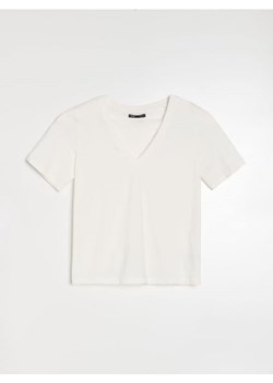 Sinsay - Bawełniana koszulka z dekoltem V - kremowy ze sklepu Sinsay w kategorii Bluzki damskie - zdjęcie 187855147