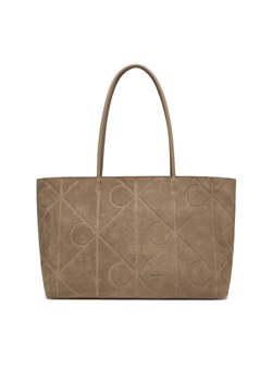 Calvin Klein Torebka Emblem Aop Embossed Suede Tote LV04F3334G Beżowy ze sklepu MODIVO w kategorii Torby Shopper bag - zdjęcie 187855736