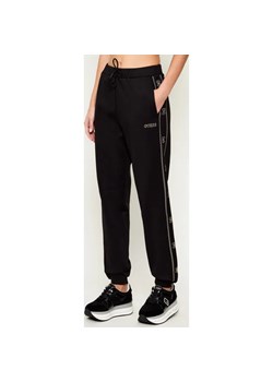 GUESS ACTIVE Spodnie jogger OCTAVIA | Regular Fit ze sklepu Gomez Fashion Store w kategorii Spodnie damskie - zdjęcie 187857256