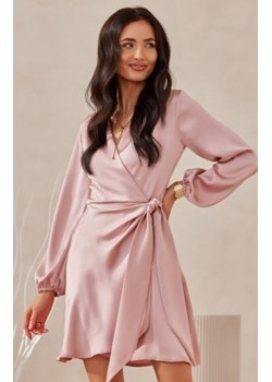 Satynowa sukienka z wiązaniem 476 różowa ze sklepu intimiti.pl w kategorii Sukienki - zdjęcie 187858709