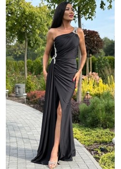 Asymetryczna długa sukienka z biżuteryjną ozdobą czarna ze sklepu intimiti.pl w kategorii Sukienki - zdjęcie 187861777